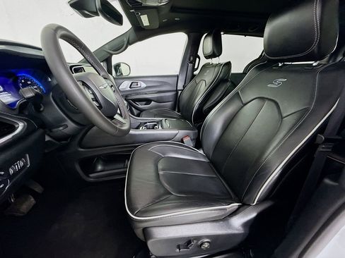 Used 2025 Chrysler Pacifica Limited image 21