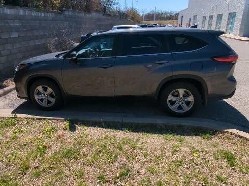 Used 2023 Toyota Highlander LE image 9