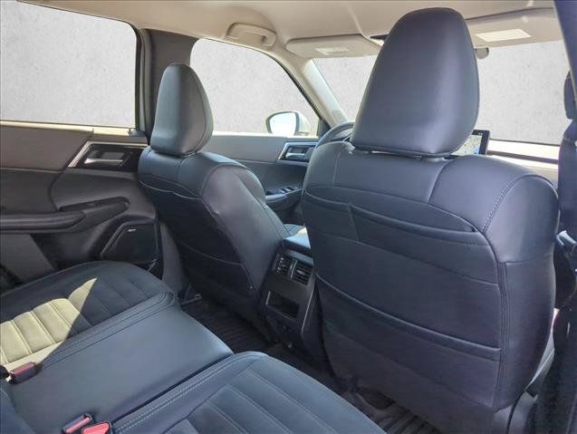 Used 2025 Mitsubishi Outlander SE FWD image 29