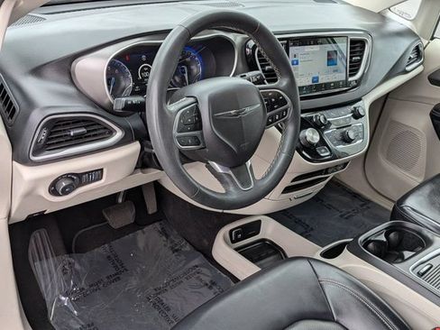 Used 2023 Chrysler Pacifica Touring-L FWD image 17