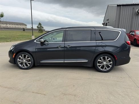 Used 2019 Chrysler Pacifica Limited FWD image 7