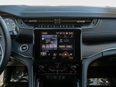 Used 2025 Jeep Grand Cherokee L Altitude image 20