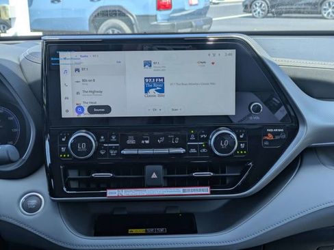 New 2026 Toyota Highlander Platinum AWD/4WD image 17