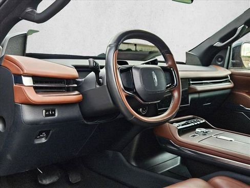 Used 2025 Lincoln Navigator Reserve AWD/4WD image 8