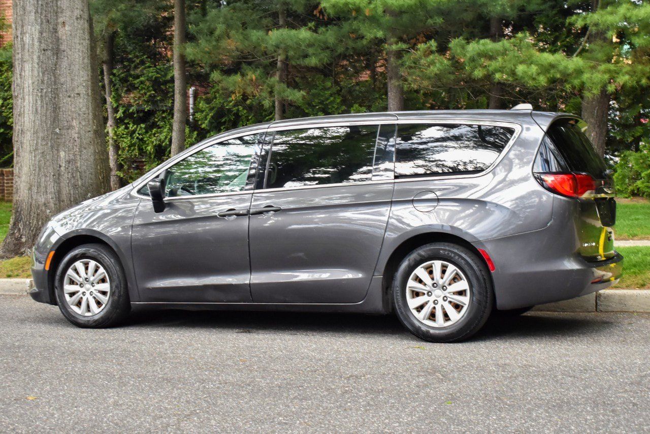 Used 2019 Chrysler Pacifica L FWD image 5