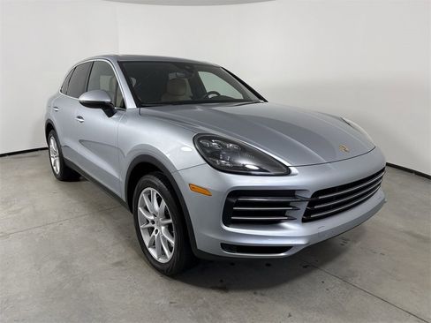 Certified 2023 Porsche Cayenne Platinum Edition image 9