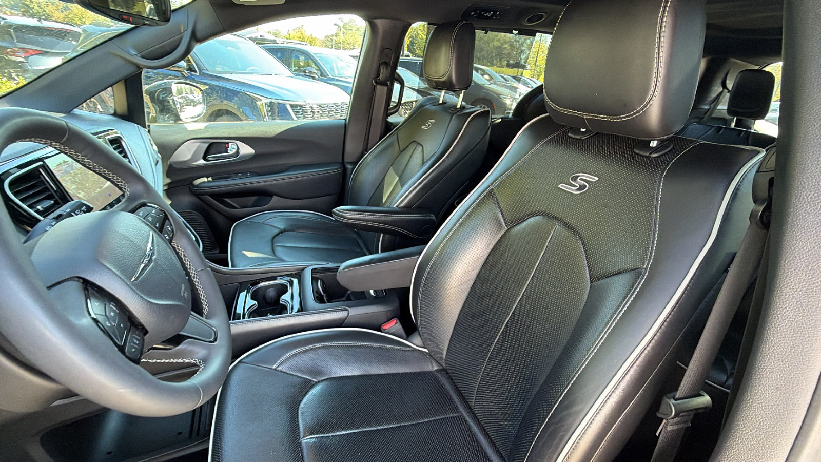 Used 2025 Chrysler Pacifica Limited FWD image 17