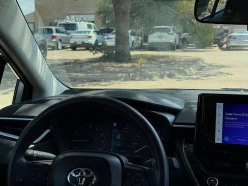 Used 2025 Toyota Corolla LE FWD image 33