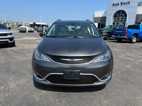 Used 2017 Chrysler Pacifica Touring-L FWD image 2