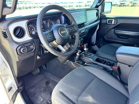 Used 2024 Jeep Wrangler Willys image 12