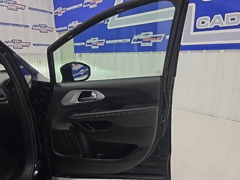 Used 2025 Chrysler Pacifica Limited image 25