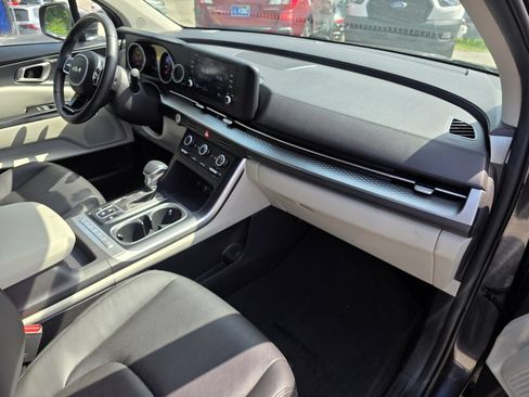 Used 2022 Kia Carnival LX FWD image 10