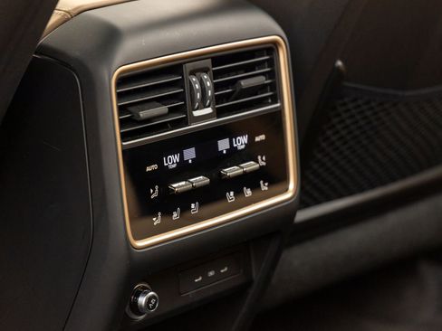 Certified 2025 Porsche Cayenne Turbo AWD/4WD image 37