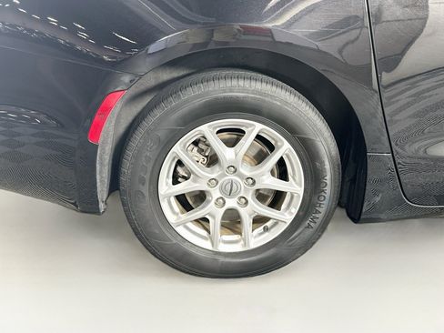 Used 2024 Chrysler Pacifica Touring-L FWD image 11