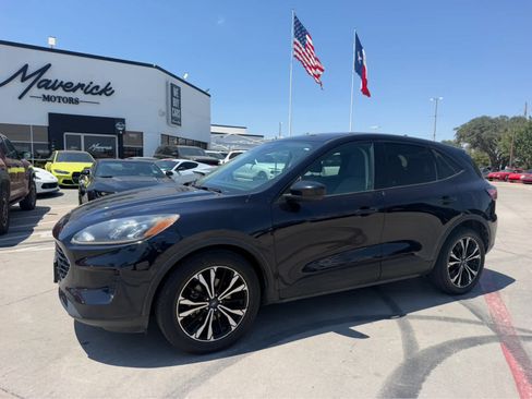 Used 2021 Ford Escape SE w/ SE Sport Appearance Package FWD image 1
