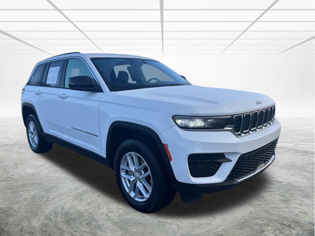 Used 2024 Jeep Grand Cherokee Laredo X w/ Luxury Tech Group I AWD/4WD image 2
