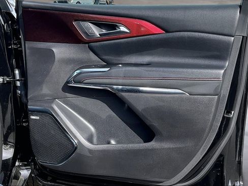 Used 2025 Chevrolet Traverse RS image 29