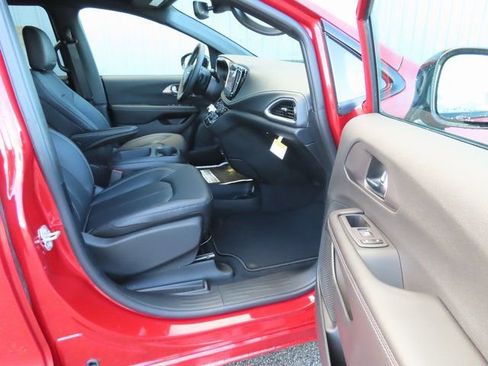 New 2026 Chrysler Pacifica Select image 21