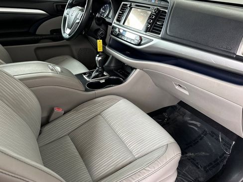Used 2016 Toyota Highlander Plus w/ Preferred Accessory Package FWD image 21
