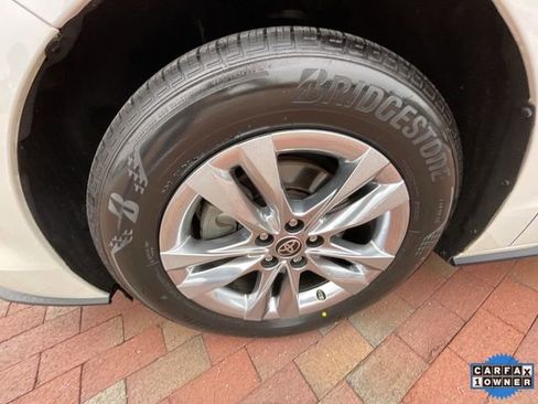 Used 2021 Toyota Sienna Limited image 23