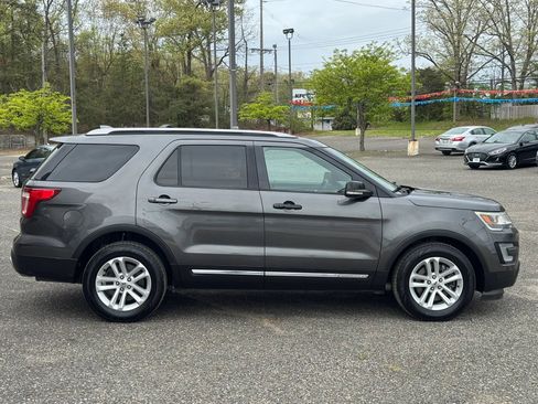 Used 2017 Ford Explorer XLT w/ Equipment Group 202A FWD image 6