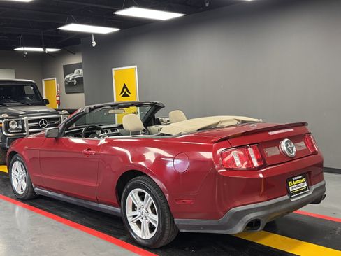 Used 2010 Ford Mustang Convertible image 4