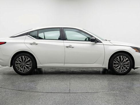Used 2025 Nissan Altima 2.5 SV FWD image 11