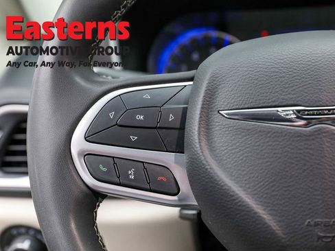 Used 2023 Chrysler Pacifica Touring-L FWD image 15