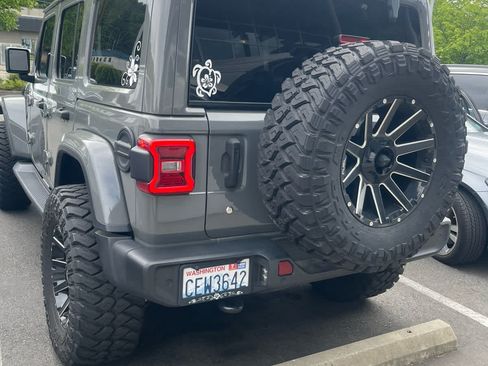 Used 2019 Jeep Wrangler Unlimited Sahara AWD/4WD image 4
