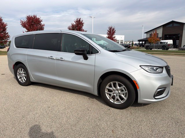 Used 2026 Chrysler Pacifica Select FWD image 4