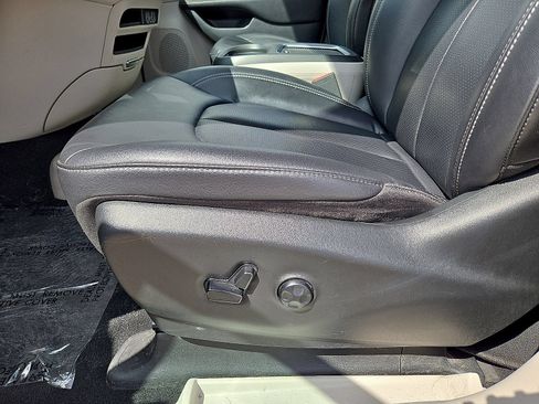 Used 2024 Chrysler Pacifica Limited FWD image 25
