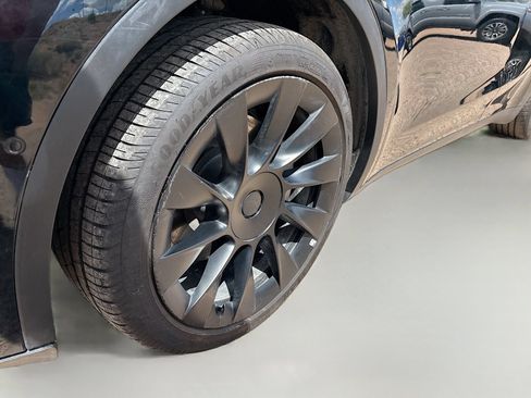 Used 2021 Tesla Model Y Long Range AWD/4WD image 31