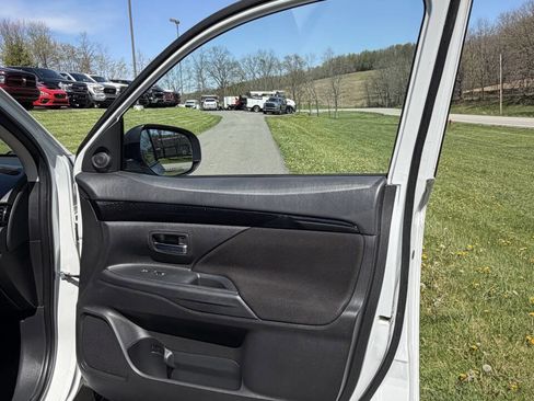 Used 2020 Mitsubishi Outlander ES image 35