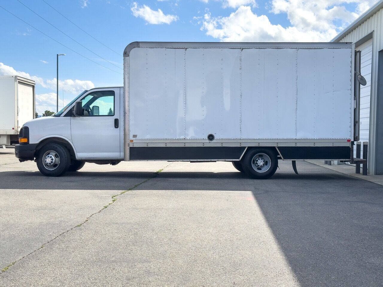 Used 2011 Chevrolet Express 3500 Extended RWD image 10
