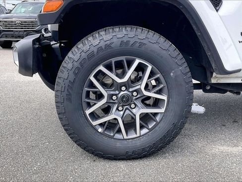 Used 2025 Jeep Wrangler Unlimited Sahara AWD/4WD image 7