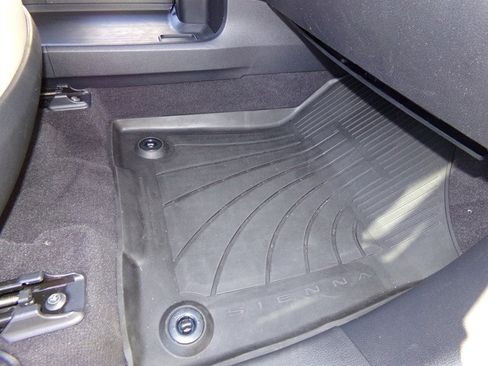 Used 2024 Toyota Sienna XLE image 30