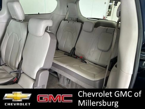 Used 2017 Chrysler Pacifica Touring-L image 24