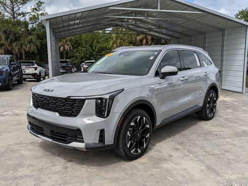 Certified 2025 Kia Sorento EX AWD/4WD image 4