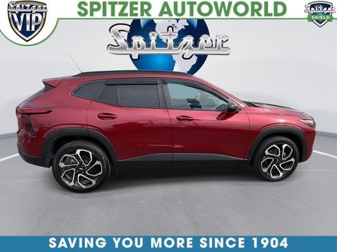Used 2024 Chevrolet Trax RS w/ Sunroof Package FWD image 2