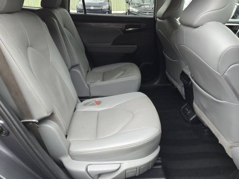 Used 2020 Toyota Highlander Limited image 16