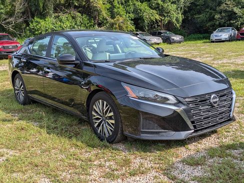 Used 2023 Nissan Altima 2.5 SV w/ SV Premium Package FWD image 1