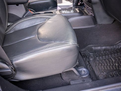 Used 2016 Jeep Wrangler Unlimited Sahara w/ Connectivity Group image 27