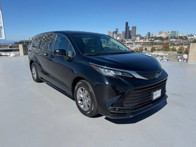Used 2023 Toyota Sienna LE FWD image 1