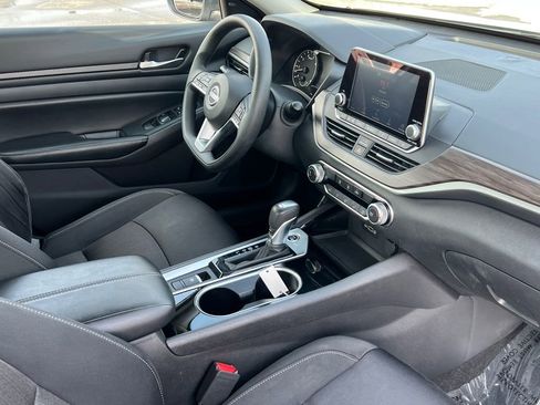 Used 2024 Nissan Altima 2.5 SV image 10