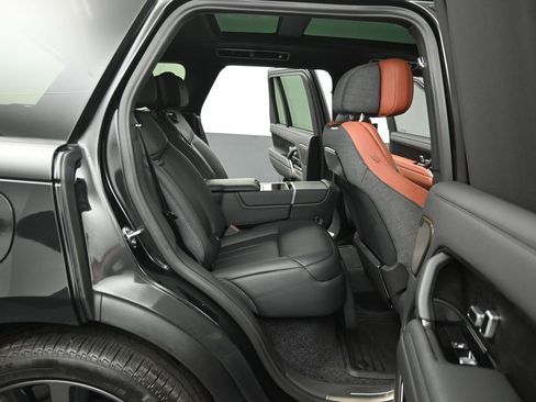 Used 2025 Land Rover Range Rover SV AWD/4WD image 25