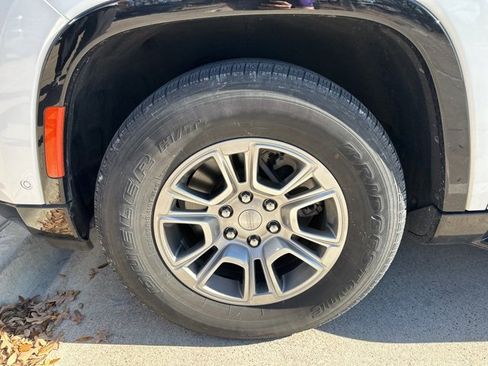 Used 2023 Jeep Wagoneer 4WD image 5