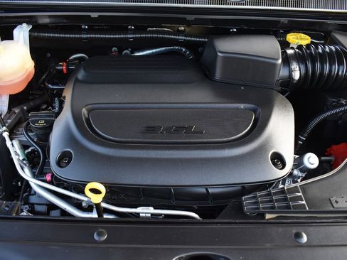 Used 2025 Chrysler Pacifica Select image 38