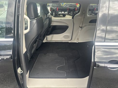 Used 2020 Chrysler Pacifica Touring-L FWD image 19