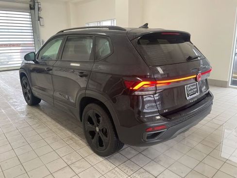 Certified 2025 Volkswagen Taos SE image 2