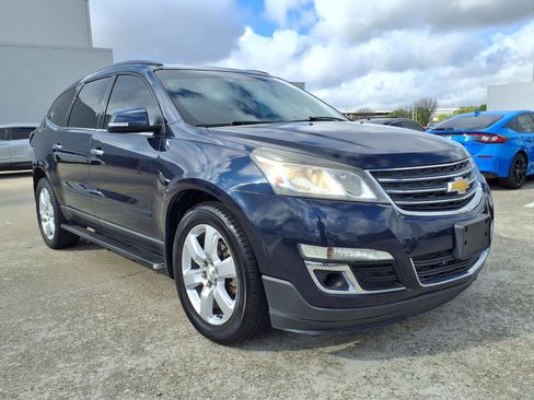 Used 2017 Chevrolet Traverse LT w/ Style and Technology Package image 2
